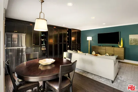 $2,700,000 | 945 South Muirfield Road, Los Angeles, CA 90019