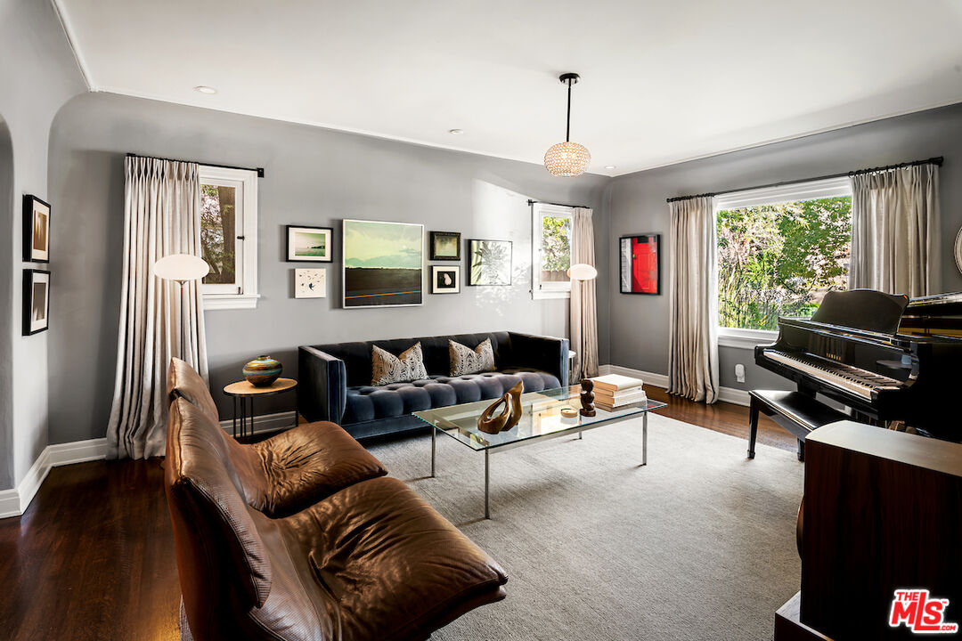 945 South Muirfield Road Los Angeles, CA 90019 - Photo 4 of 47