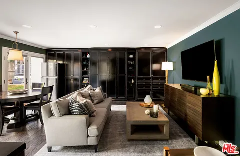 $2,700,000 | 945 South Muirfield Road, Los Angeles, CA 90019