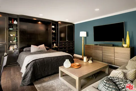 $2,700,000 | 945 South Muirfield Road, Los Angeles, CA 90019