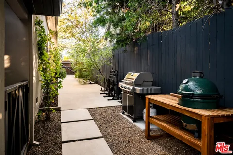 $2,700,000 | 945 South Muirfield Road, Los Angeles, CA 90019