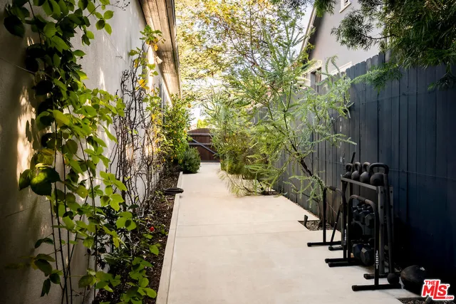 $2,700,000 | 945 South Muirfield Road, Los Angeles, CA 90019