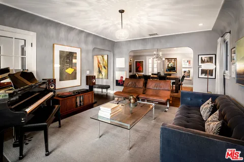 $2,700,000 | 945 South Muirfield Road, Los Angeles, CA 90019