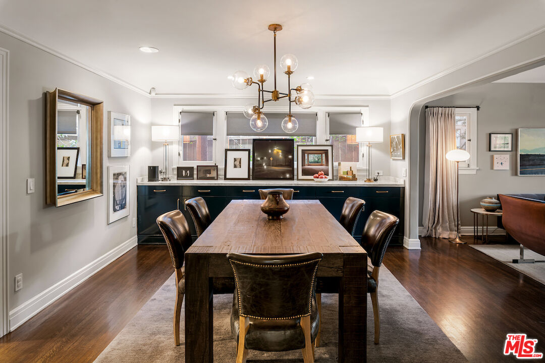 945 South Muirfield Road Los Angeles, CA 90019 - Photo 8 of 47