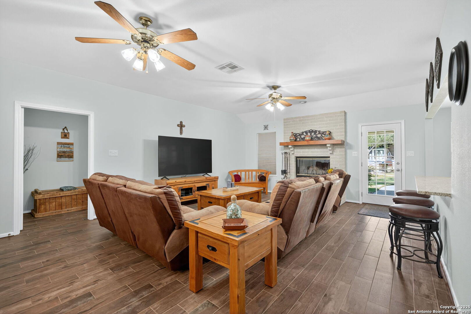 231 Hayden Road Pleasanton, TX 78064 - Photo 15 of 36 a living room with furniture and a flat screen tv