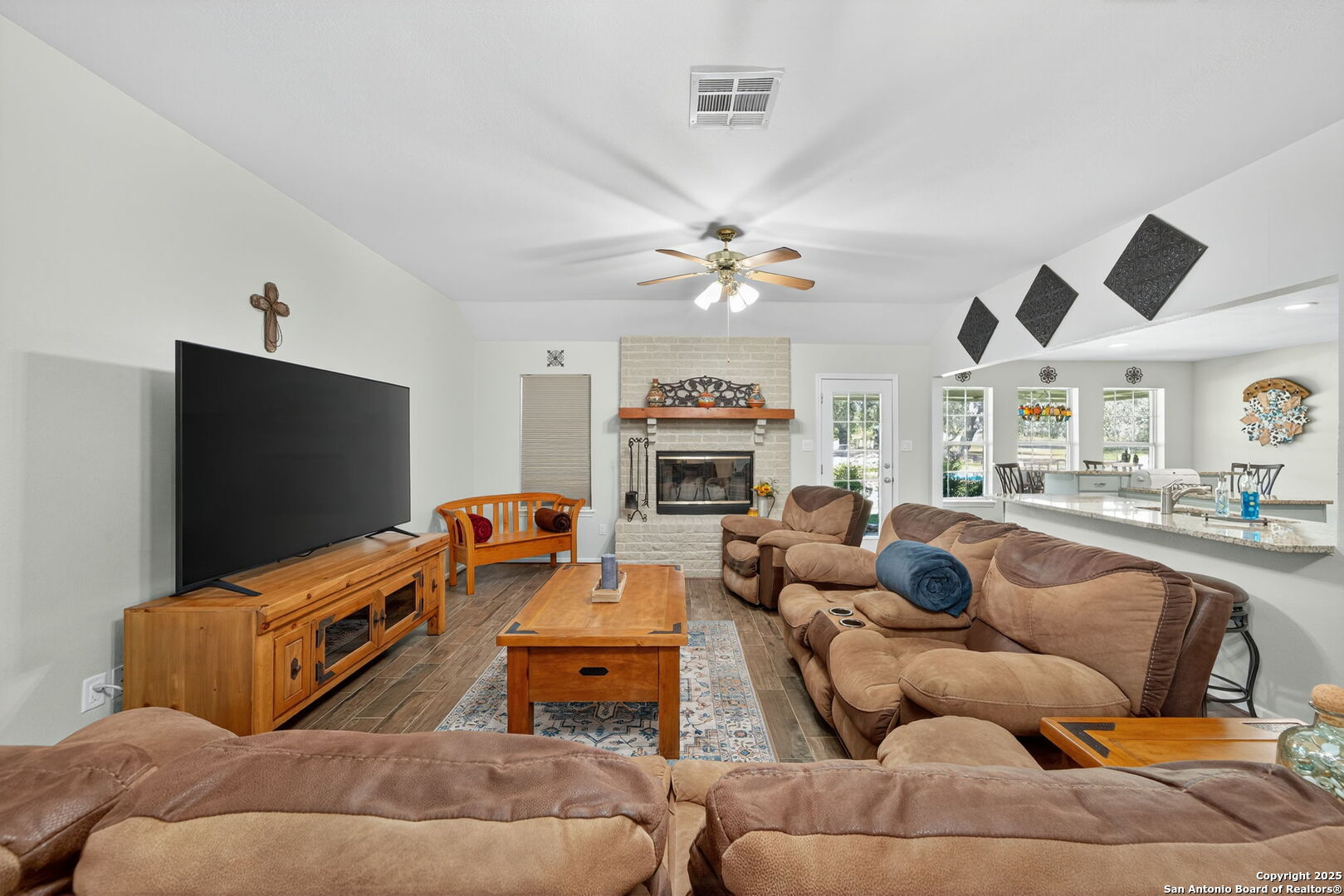 231 Hayden Road Pleasanton, TX 78064 - Photo 16 of 36 a living room with furniture and a flat screen tv