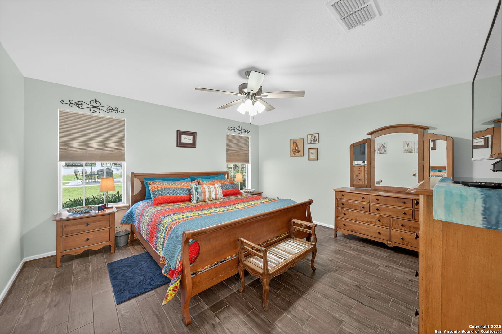 231 Hayden Road Pleasanton, TX 78064 - Photo 19 of 36 a bedroom with a bed and a dresser