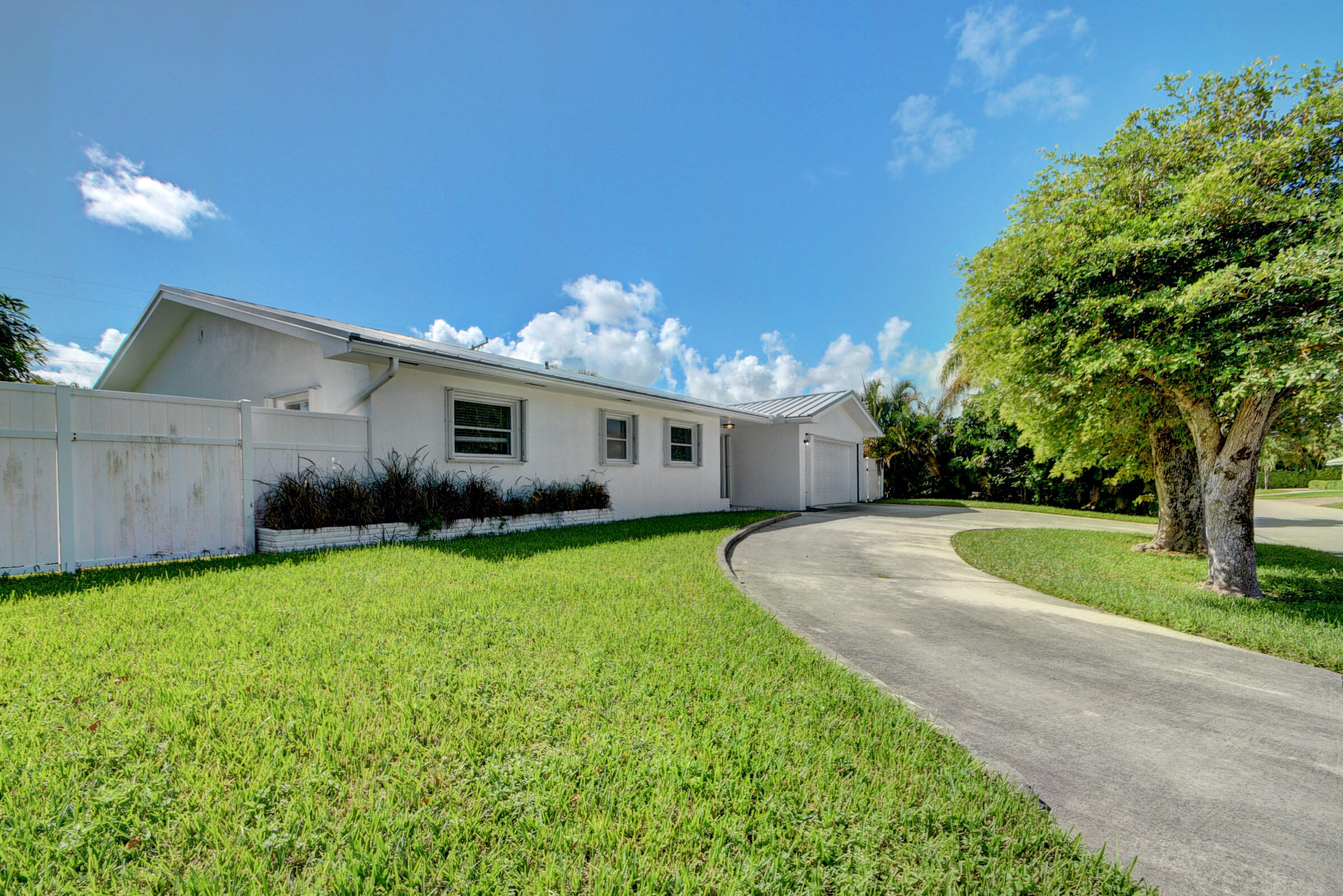 1171 Bimini Lane Singer Island, FL 33404 - Photo 38 of 61 04_house (4)