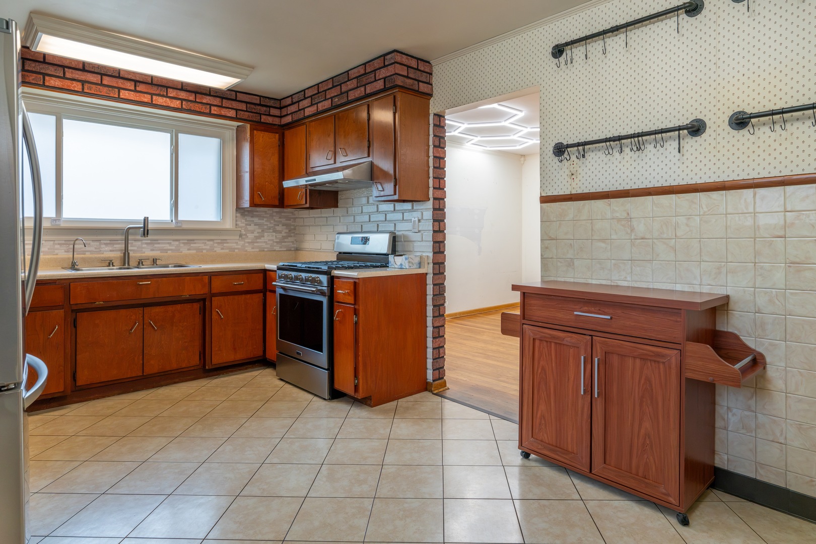 425 South Clarendon Avenue Addison, IL 60101 - Photo 9 of 31