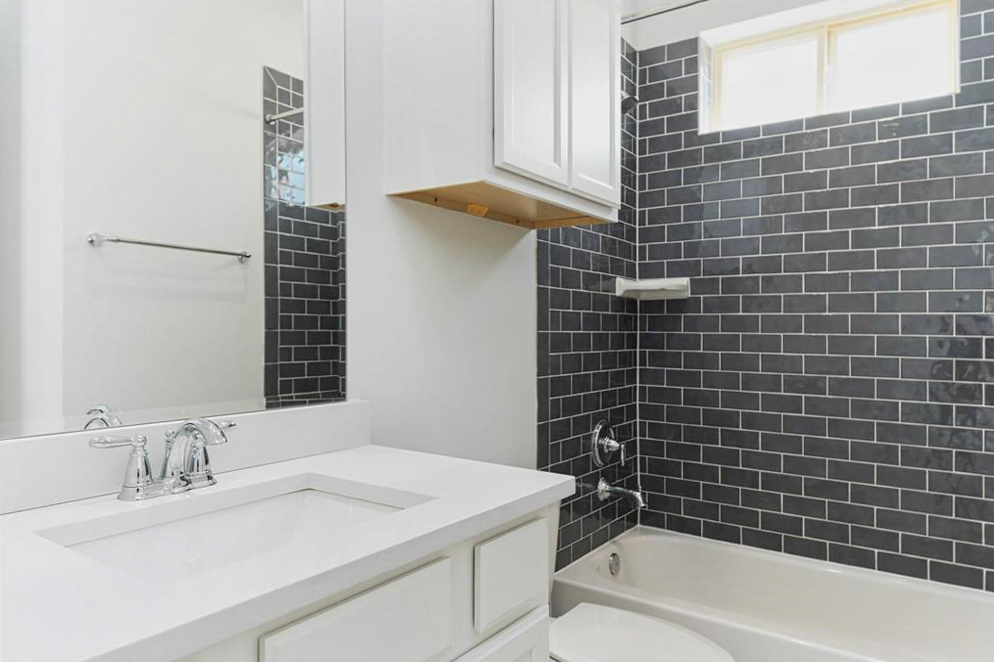 7715 South Fall Run Crossing Houston, TX 77055 - Photo 13 of 22 a bathroom with a sink and a bathtub