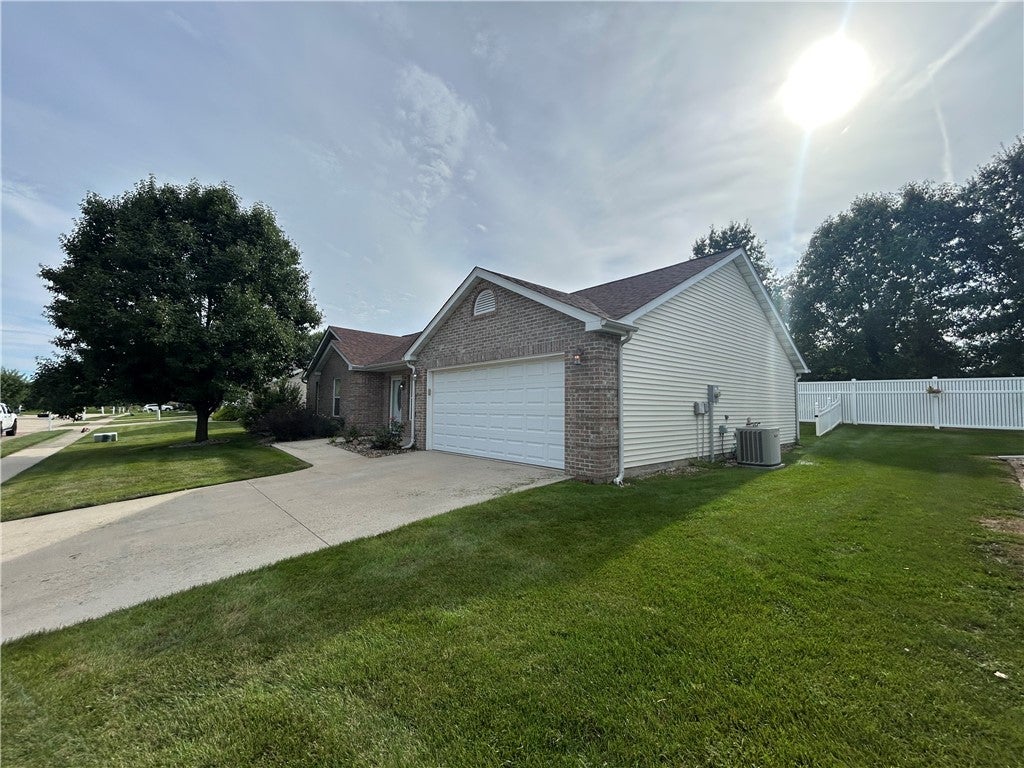 555 North Scovill Court Decatur, IL 62522 - Photo 3 of 27 Gallery Image 3