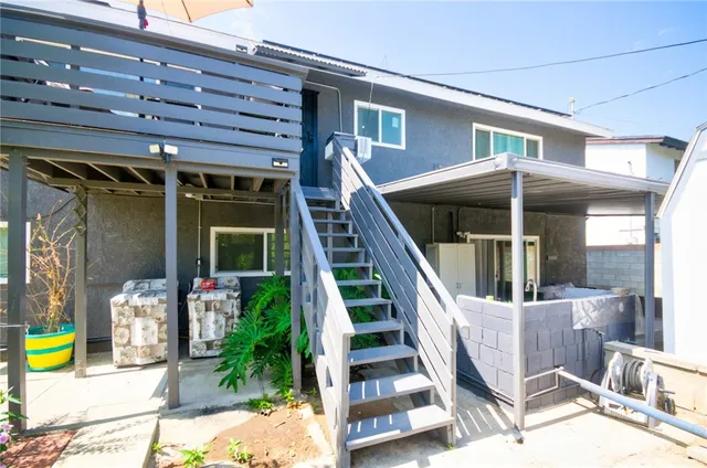 a view of entryway with a front door