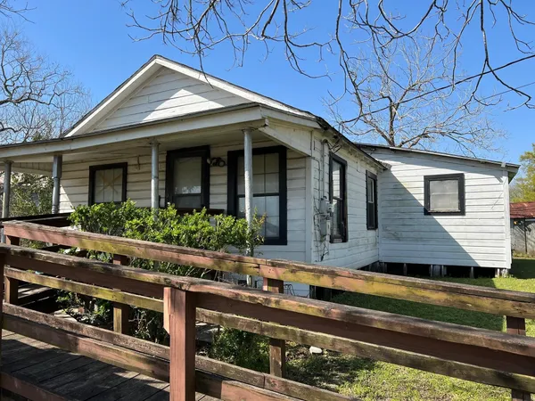 a front view of house with yard