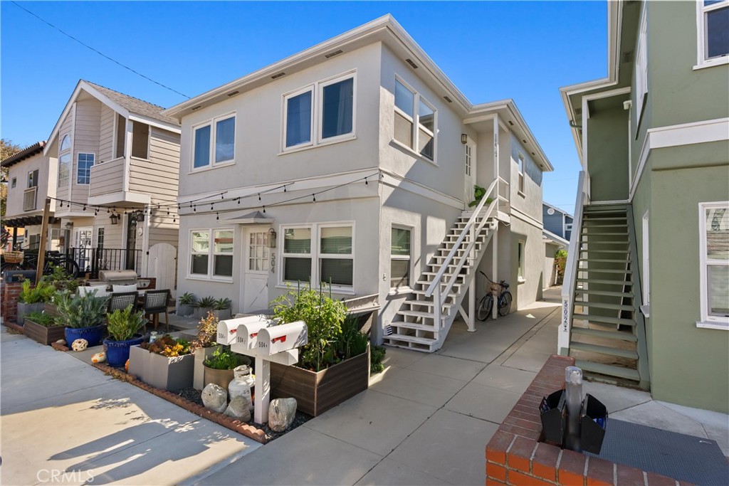 504 36th Street, Unit 1/2 Newport Beach, CA 92663 - Photo 14 of 15 a front view of a house with a garden