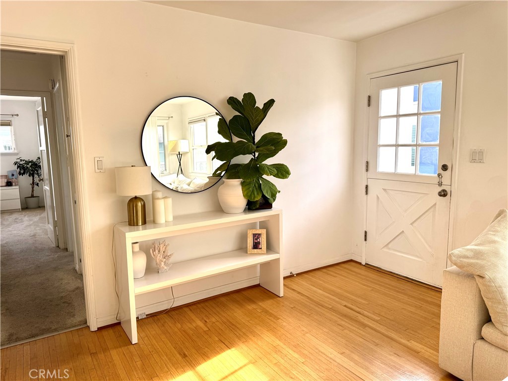 504 36th Street, Unit 1/2 Newport Beach, CA 92663 - Photo 3 of 15 a view of living room