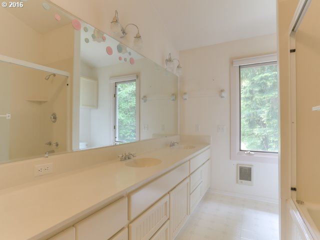 51501 Northwest Hayward Road Manning, OR 97125 - Photo 25 of 30 Bathroom