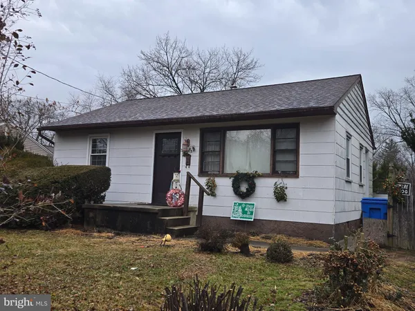 a view of a house with backyard and garden