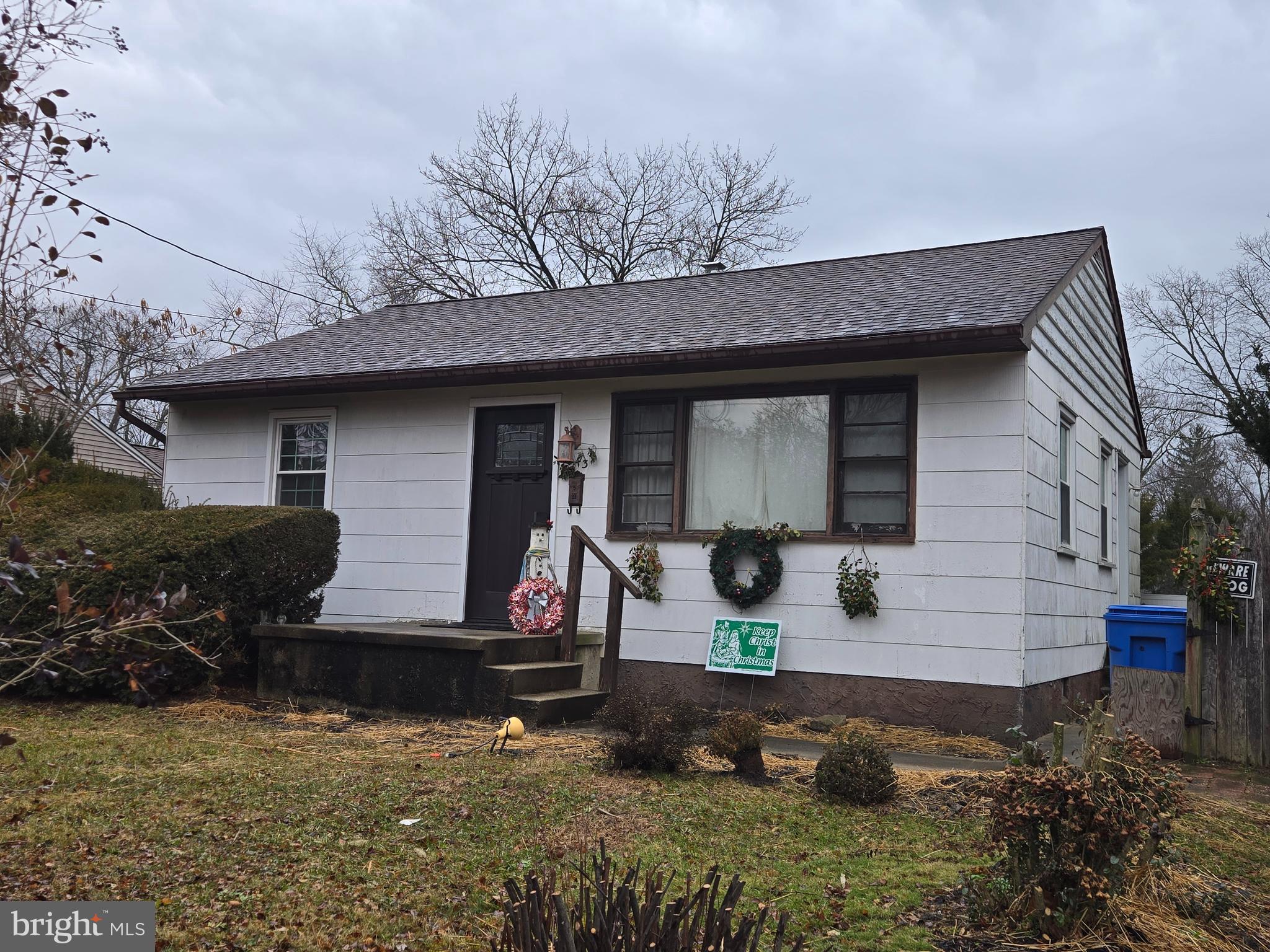 a view of a house with backyard and garden
