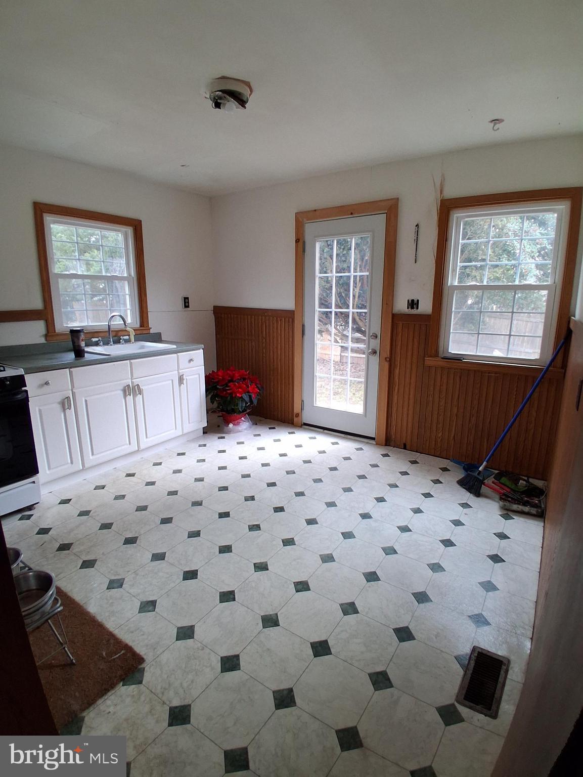 643 North Main Street Clayton, NJ 08312 - Photo 4 of 8 a bedroom with a bed and a window