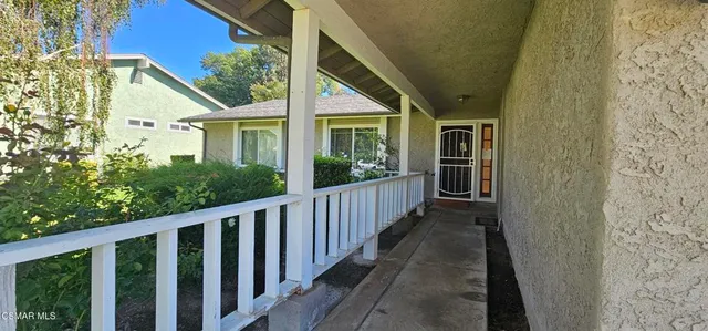 a view of a house with backyard