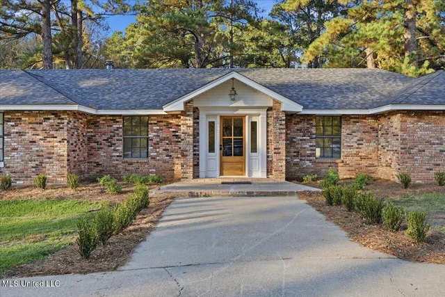 $379,800 | 14 Sylwood Place, Jackson, MS 39209