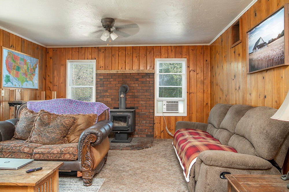 2776 Merlin Road Grants Pass, OR 97526 - Photo 10 of 26 9
