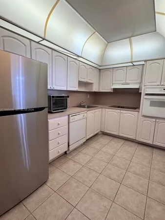 $1,950 | 19380 Collins Avenue, Unit 910, Sunny Isles Beach, FL 33160