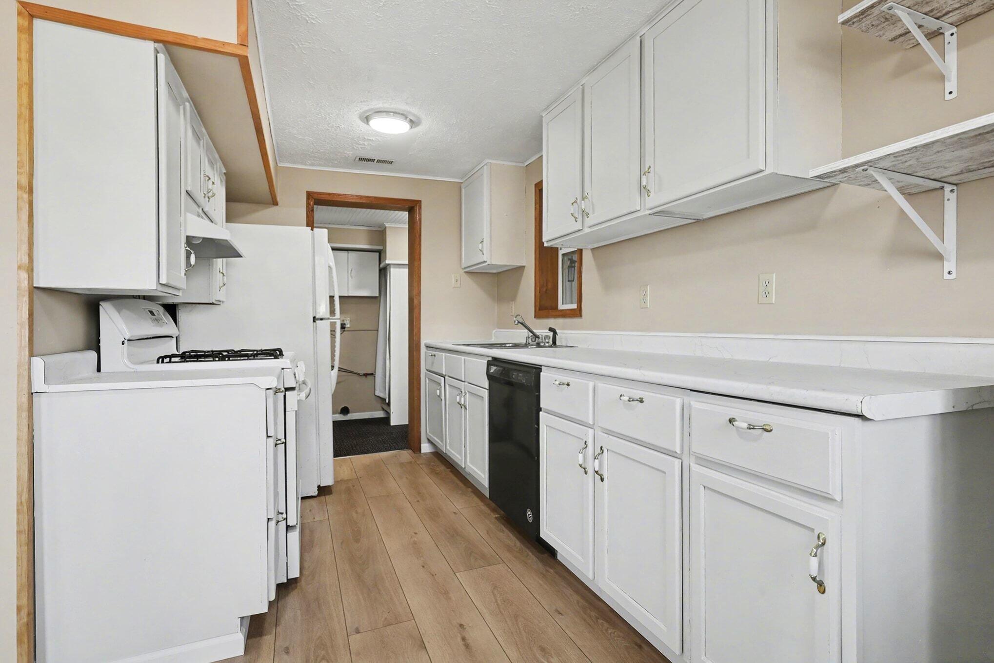 9558 Belding Road Northeast Rockford, MI 49341 - Photo 8 of 27 008_file_9994