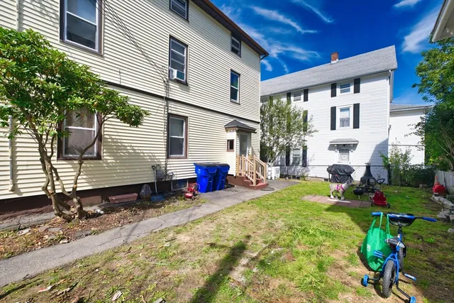 a view of a house with backyard
