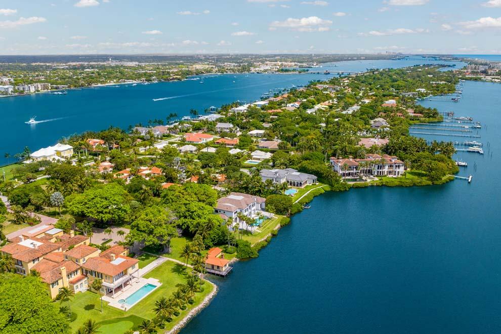1540 Paslay Place Manalapan, FL 33462 - Photo 39 of 40 a view of a lake with a city