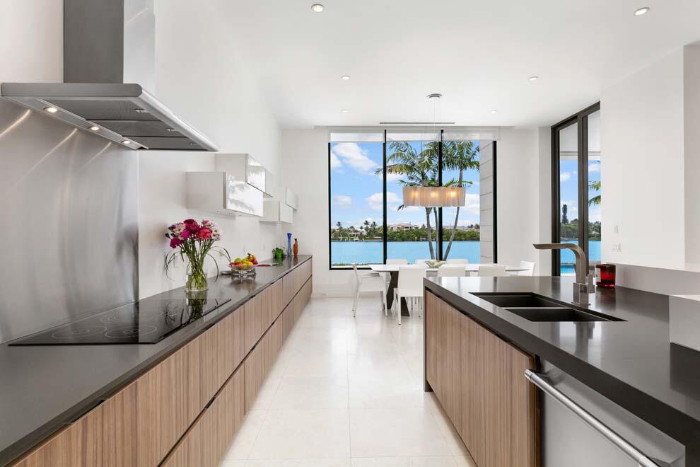 1540 Paslay Place Manalapan, FL 33462 - Photo 6 of 40 a very nice looking room with a large window