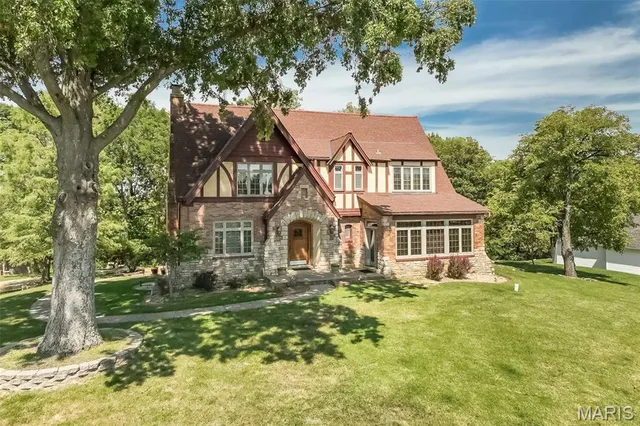 $749,900 | 735 River Hills Drive, Fenton, MO 63026