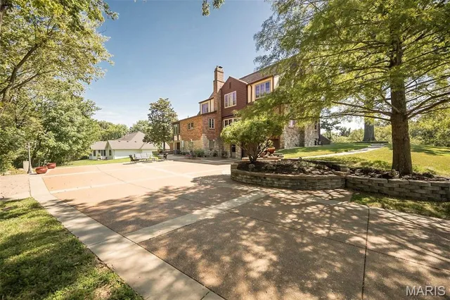 $749,900 | 735 River Hills Drive, Fenton, MO 63026