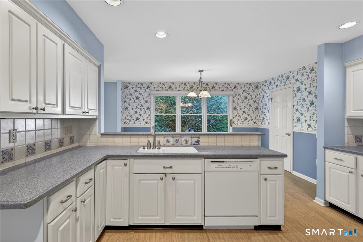 17 Canterbury Road, Unit 17 Hamden, CT 06514 - Photo 13 of 40