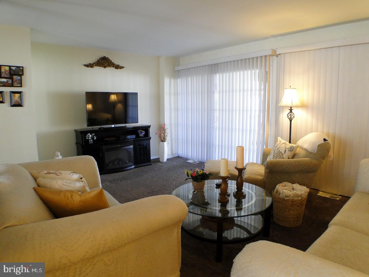 4204 Lawnside Road Philadelphia, PA 19154 - Photo 3 of 25 Living Room