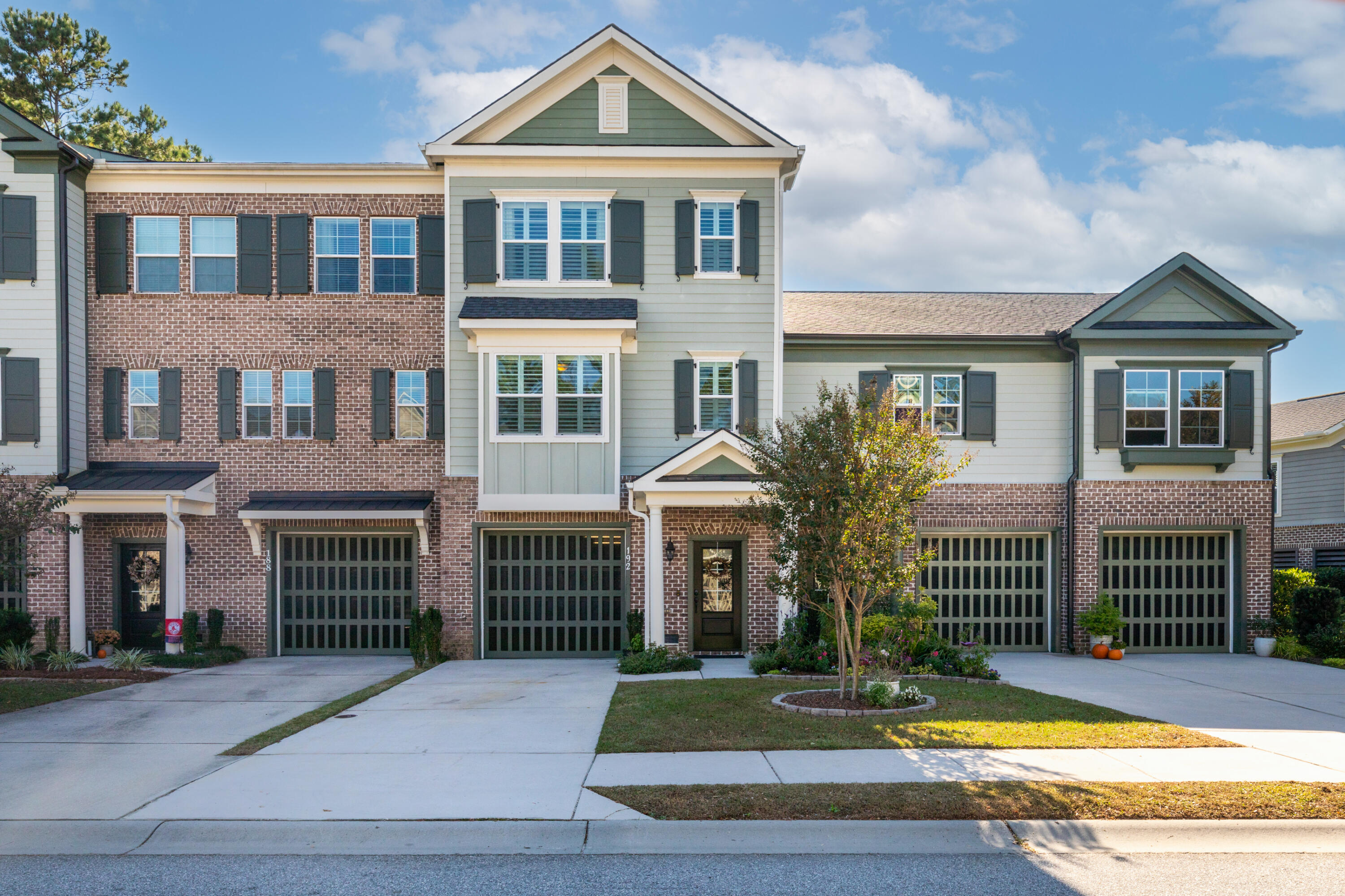 192 Slipper Shell Court Mount Pleasant, SC 29464 - Photo 1 of 46 192SlipperShellCourt-KeenEyeMarketing-00