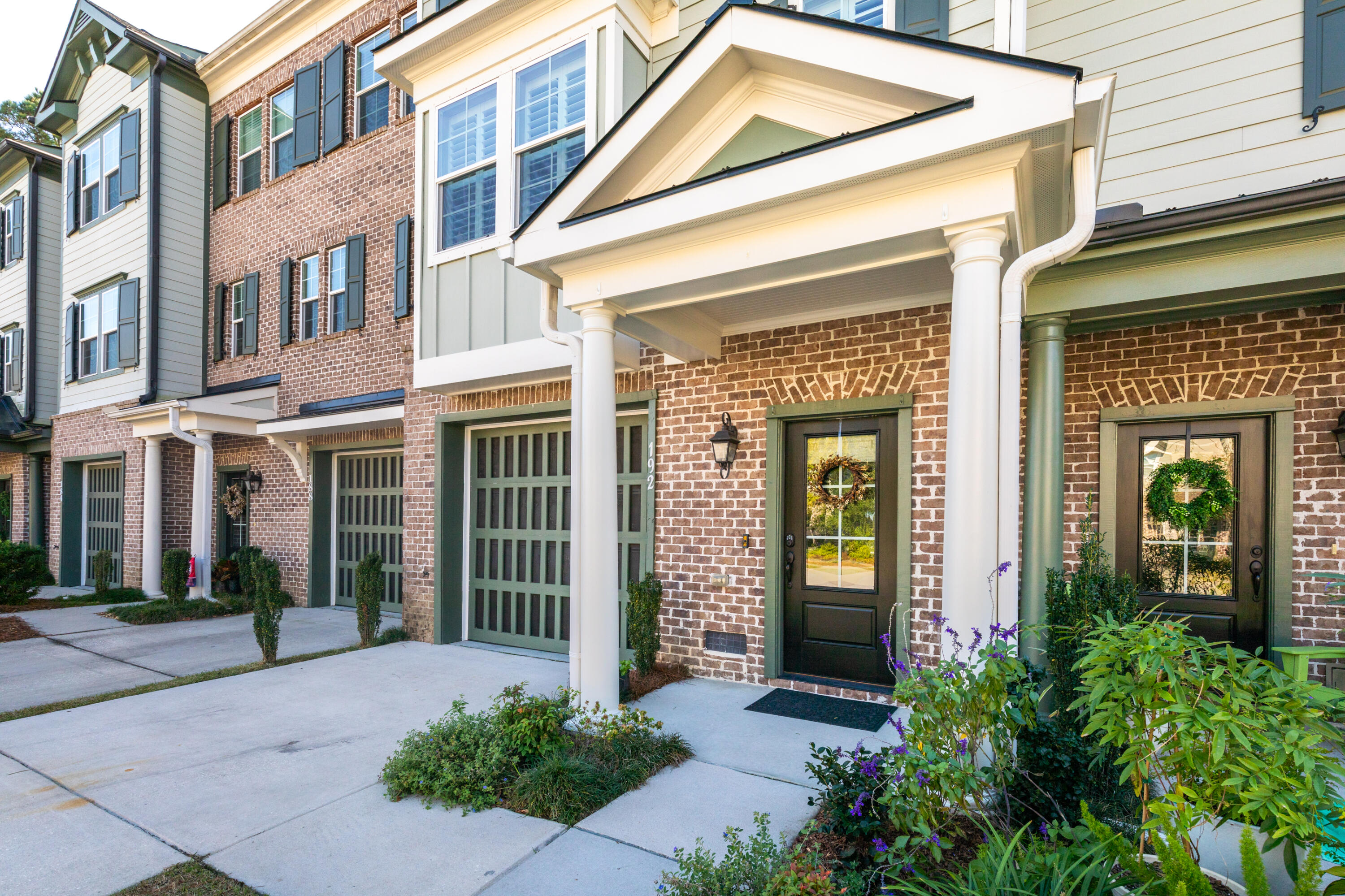 192 Slipper Shell Court Mount Pleasant, SC 29464 - Photo 3 of 46 192SlipperShellCourt-KeenEyeMarketing-00