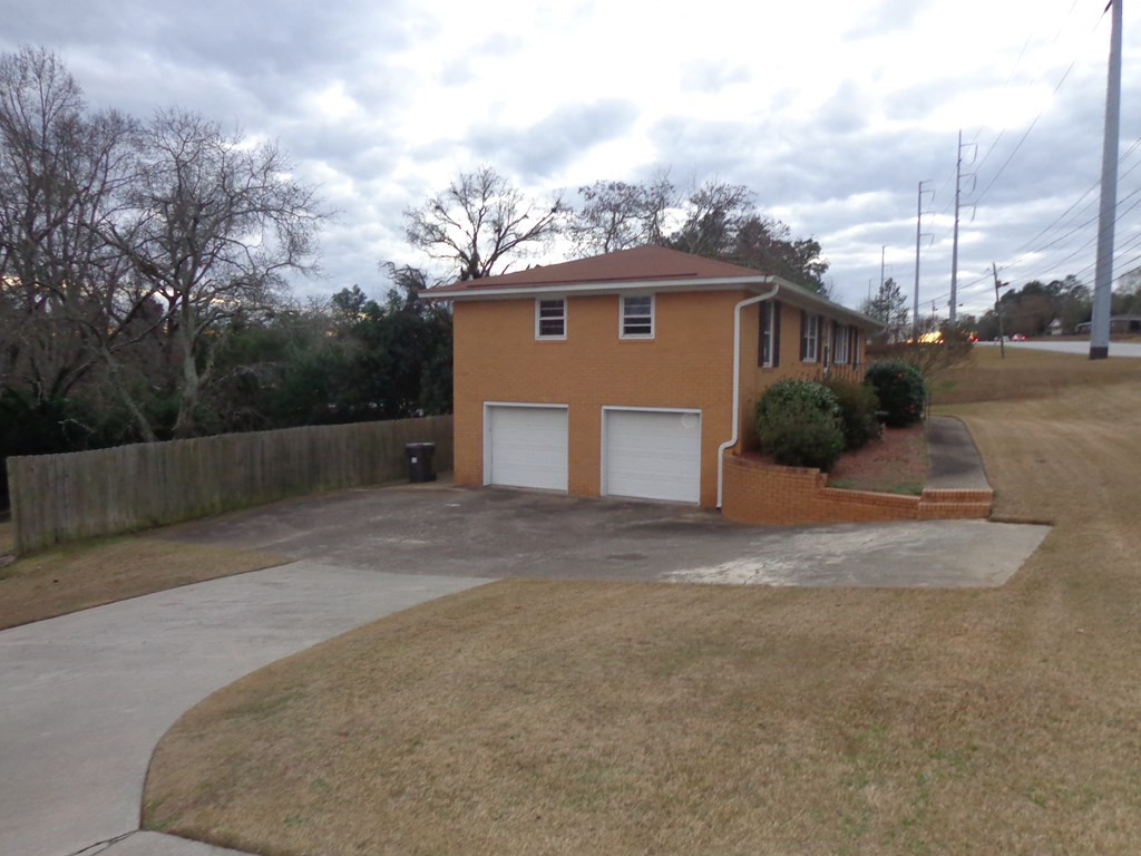 2216 Windsor Spring Road Augusta, GA 30906 - Photo 5 of 17 Turn around driveway
