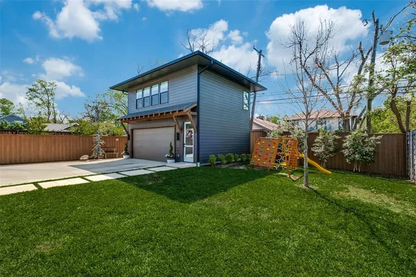 a view of a house with a backyard