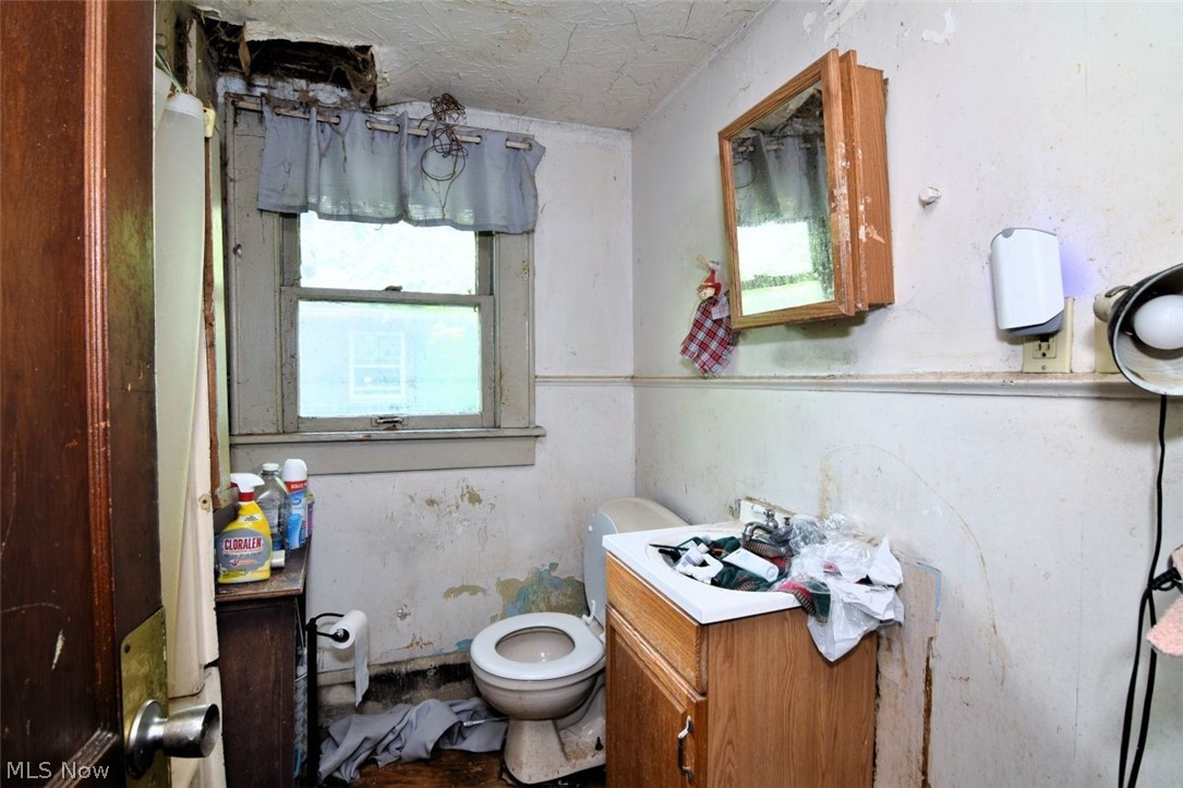 30 West Dalton Street Akron, OH 44310 - Photo 17 of 19 Full bathroom conveniently located on the second floor.