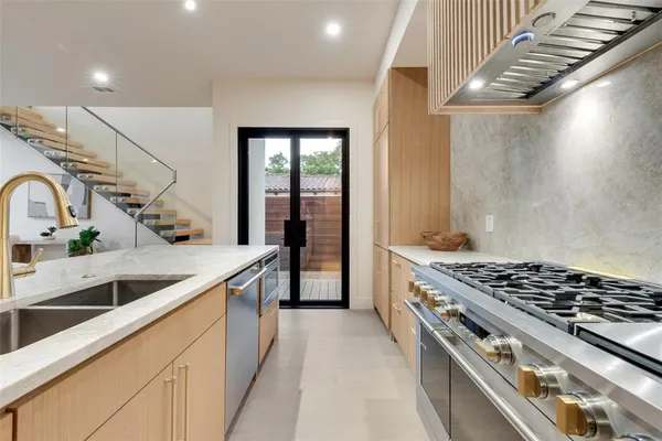 $10,000 | 1622 Sylvan Avenue, Dallas, TX 75208