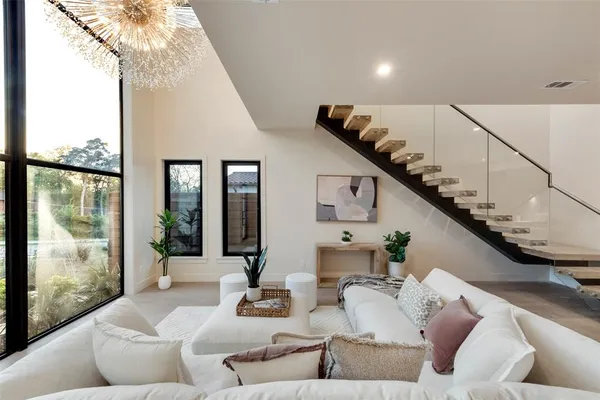 $10,000 | 1622 Sylvan Avenue, Dallas, TX 75208