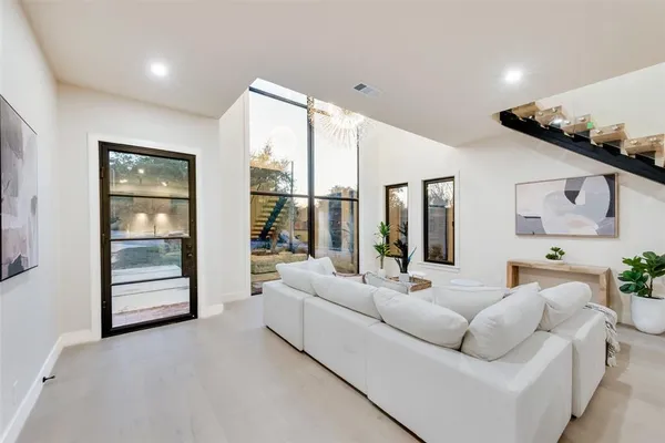 $10,000 | 1622 Sylvan Avenue, Dallas, TX 75208