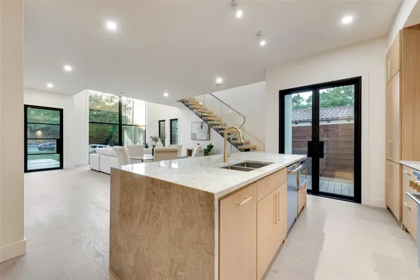 $10,000 | 1622 Sylvan Avenue, Dallas, TX 75208