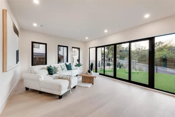 $10,000 | 1622 Sylvan Avenue, Dallas, TX 75208