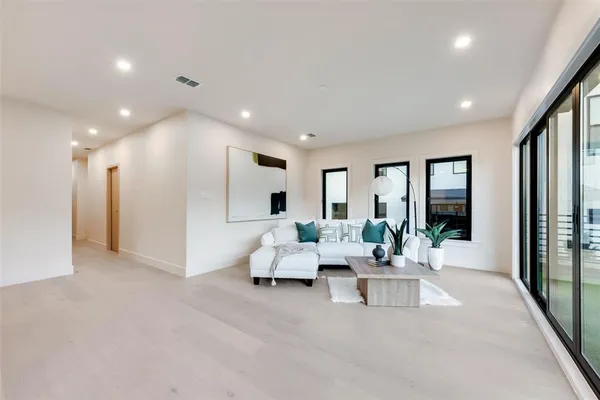 $10,000 | 1622 Sylvan Avenue, Dallas, TX 75208