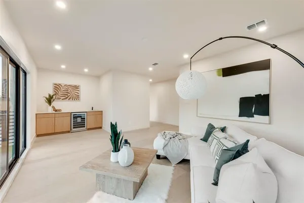 $10,000 | 1622 Sylvan Avenue, Dallas, TX 75208