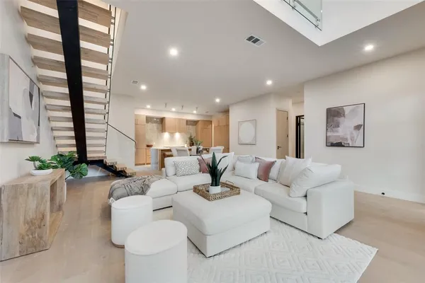 $10,000 | 1622 Sylvan Avenue, Dallas, TX 75208