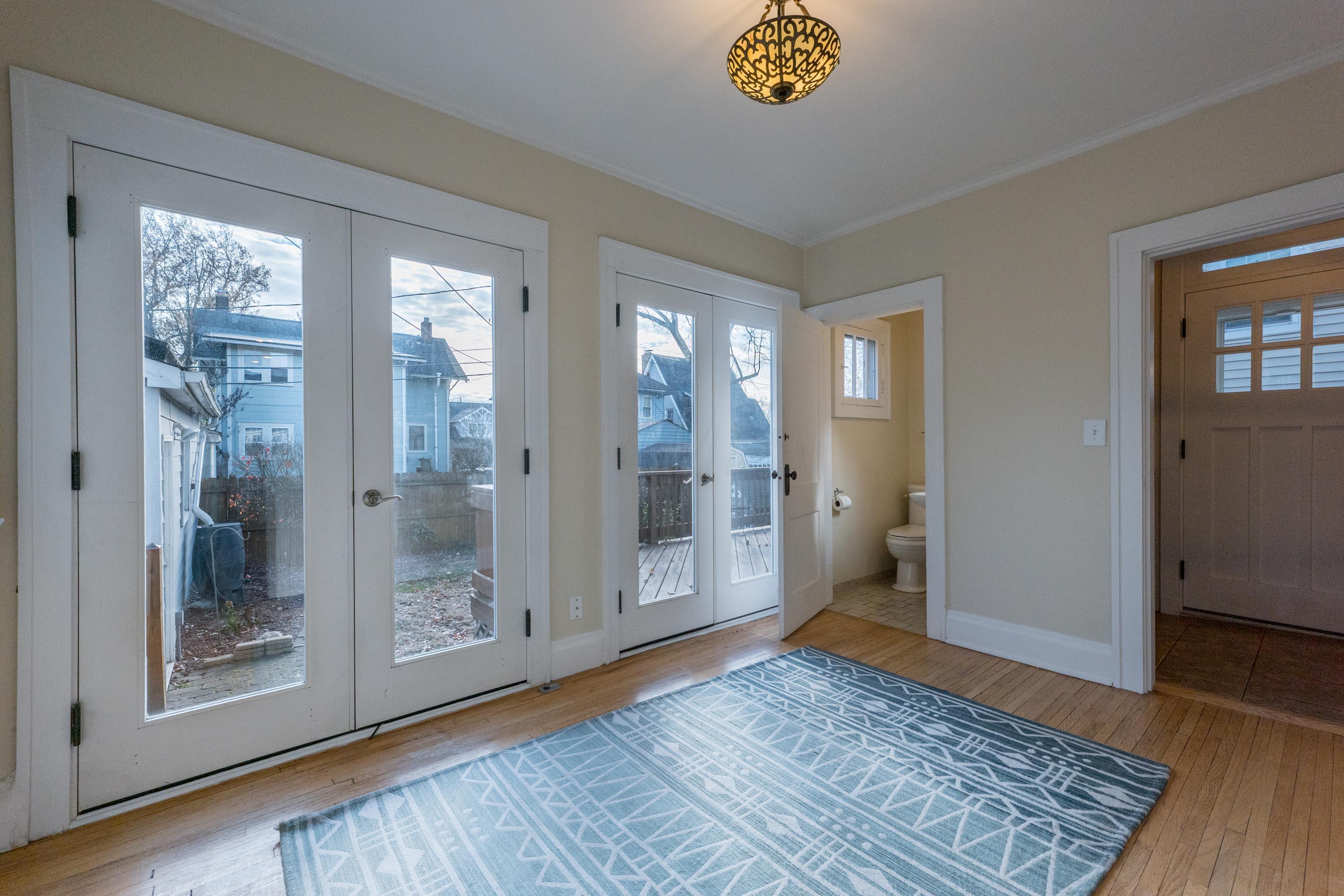 75 East Weber Road Columbus, OH 43202 - Photo 24 of 44 Sunroom