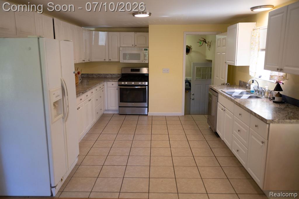 5052 Beecher Road Flint, MI 48532 - Photo 4 of 28 Kitchen